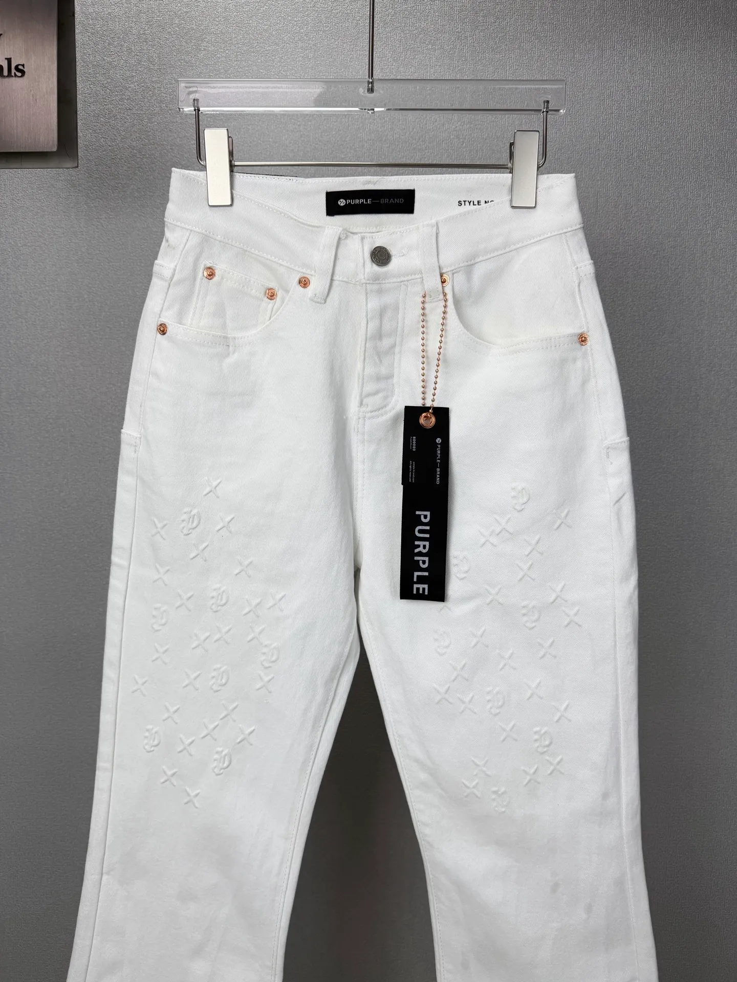 PURPLE BRAND 2026New Arrival Pure White Embossed Couple Style Washed Loose Bootcut Jeans High Version High Version Top Ceiling Quality Styles with different washed textures are very friendly to people with thin legs and thick legs. The loose bootcut style is very flattering to the leg shape. Moderate length that never goes out of style, easy to match with casual, basic styling for various styles, a must-have in the wardrobe! The fabric is stiff but also makes the upper body soft without losing texture. The washing process is even more perfect. It is a must-have item for everyone! ! ! Washed wheat, hang tag, pants label, three labels complete Color: Black, White Size: 28, 30, 32, 34, 36 (five sizes)
